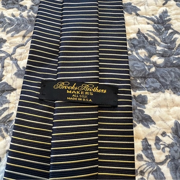 Brooks Brothers Tie Vtg Textured Striped Navy w/ Gold & Cream Silk 56” x 3.75” - Picture 6 of 8